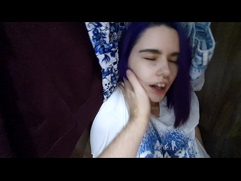 ❤️ 在衣柜里发现我的妹妹并帮助她射精 ❤️ Anal porn❌❤