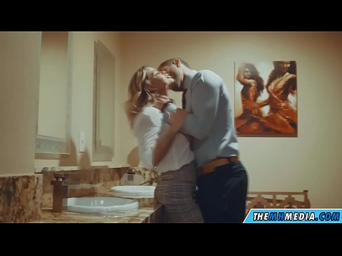 ❤️ 当一个胸大无脑的金发女郎在公共厕所里勾引你时 ❤️ Anal porn❌❤